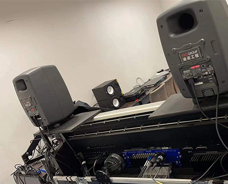 Shanghai TV recording OB room uses double wooden console monitor bracket series